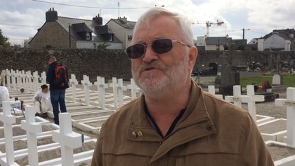 Nettoyage des sépultures de soldats morts