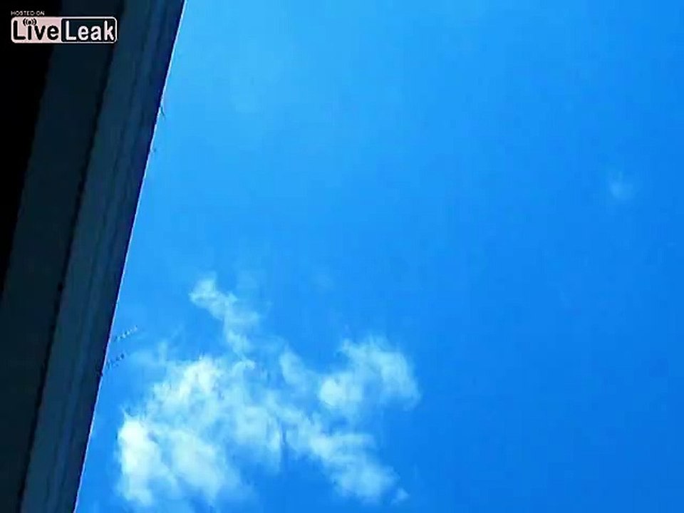 UFO Seen in Broad Daylight - Clear Footage of UFO