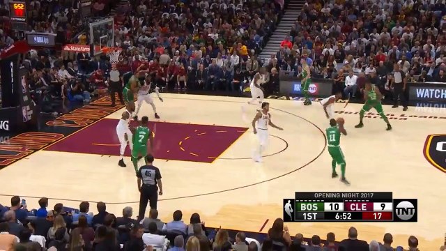 Un joueur des Boston Celtics se fait une violente fracture de la jambe en plein match