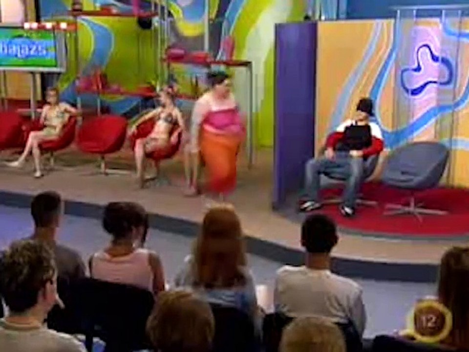 Gyönyörű Nők Csókolják Végig Élő Showban - Balázs Irígykedik