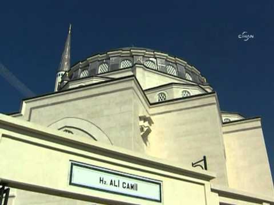 Başbakan, annesi için düzenlenen mevlitte Kur'an okudu