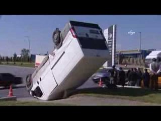 Taksinin çarptığı minibüs 'amuda' kalktı