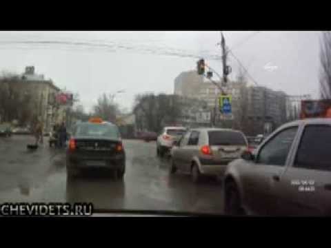 Rusya'da kamyonetten kopan teker emekli kadını komaya soktu