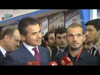 Bakan Suat Kılıç ve Sneijder, fuarda buluştu