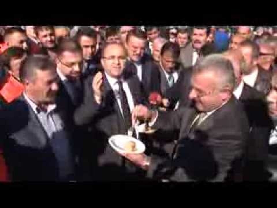 ODTÜ'de yol yapan işçilere şoförlerden 'baklavalı' destek eylemi