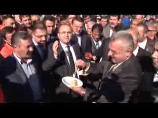 ODTÜ'de yol yapan işçilere şoförlerden 'baklavalı' destek eylemi