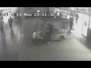 Akülü aracı çalarken önce güvenlik kameralarına sonra polise yakalandı