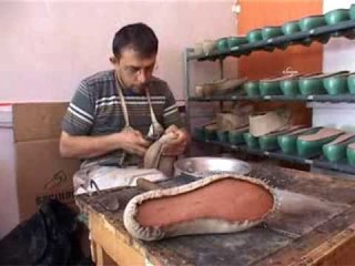 Bu beldede kadınlar dahil herkes ayakkabıcı