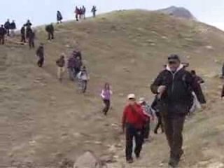 Hakkari'de doğaseverler yürüyüş yapıp halay çekti