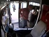 Otobüs şoförü engelli vatandaşa yardım için inince, telefonunu çaldırdı