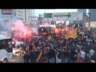 Galatasaray, Fenerbahçe maçı için otelden ayrıldı