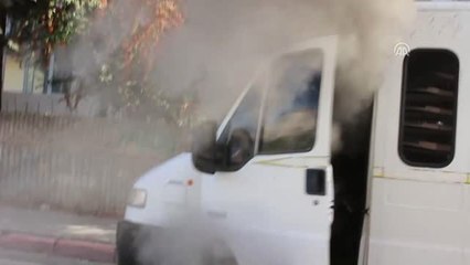 Yanıcı Madde Dökülen Minibüs Yanarak Kullanılmaz Hale Geldi