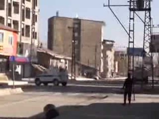 Yüksekova'da polise el yapımı patlayıcı atıldı