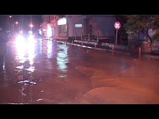 Bodrum'da şiddetli yağış sokakları göle çevirdi