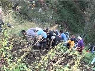 Kontrolden çıkan kamyonet, uçuruma yuvarlandı