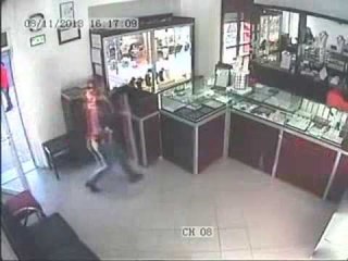 Kadın kuyumcu, hırsızı sopayla kovaladı