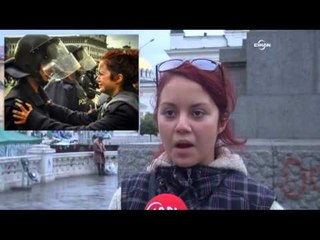 Polisi teselli eden bayan gösterici: Kalplere ulaştığım için mutluyum