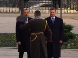 Tören kıtası komutanı, Aliyev ve Yanukoviç'i selamlarken şapkasını düşürdü