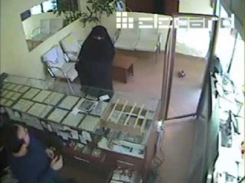 Çarşaflı soyguncu ile kuyumcunun mücadelesi kamerada