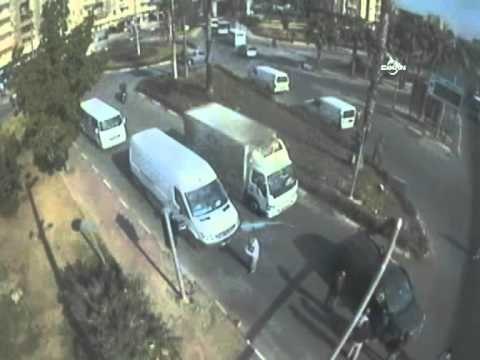 Çarptığı beton aydınlatma direği üzerine düştü