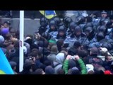 AB yanlısı muhalifler Ukrayna Başbakanlığı'nı kuşattı