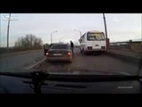 Rus sürücü aracın altında kalmaktan son anda kurtuldu