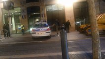 Un homme saccage une voiture de police devant le commissariat.