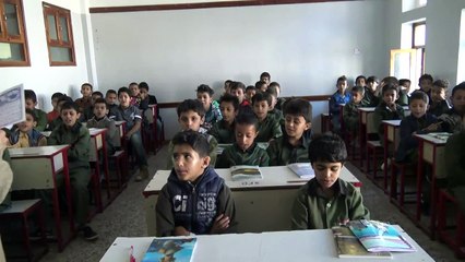 طلاب اليمن في مناطق المتمردين خارج مدارسهم في اول يوم دراسة