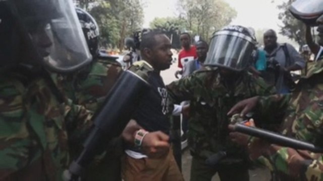 Las protestas en Kenia continúan durante la reunión del líder opositor con la Comisión Electoral