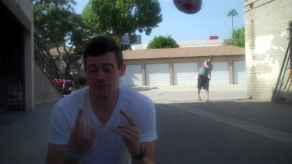 Il se filme pour un VLOG et se fait pourrir sur la première vidéo !