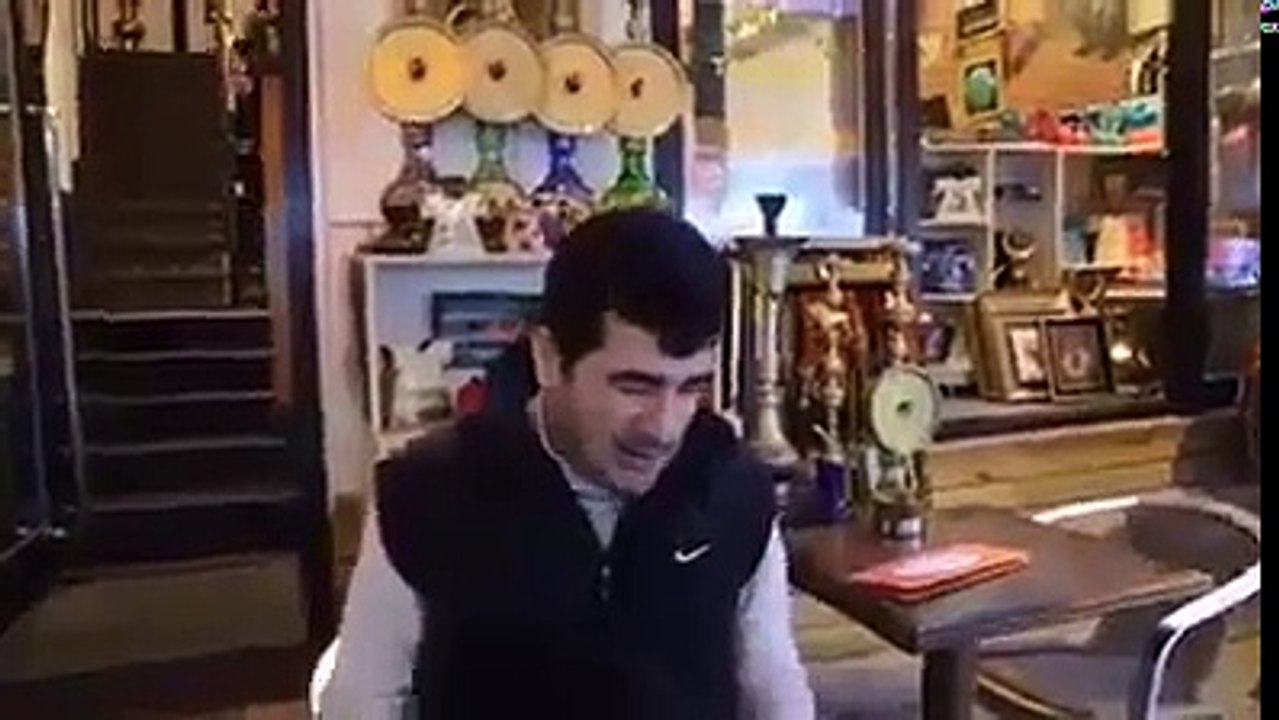 Bilal Göregenin Şarkı Söylediğini Duyan Esnaf Dükkana Gidip Müziğin sesini kısıyor