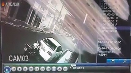 Motoqueiro sem capacete bate em carro, não percebe que morreu e vai embora