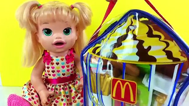 BABY ALIVE MINHA BONECA SARINHA COMENDO SANDUICHE DO MCDONALDS! A VIDA SECRETA DOS BICHOS