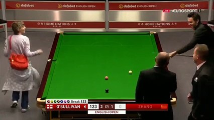 Fã invade jogo de Snooker e O'Sullivan deixa dar a sua última tacada