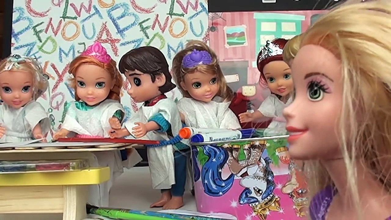 Anna and Elsa Toddlers Go To School Art Class Paint Fight Slime Prank Dolls Frozen TV Toys In Action