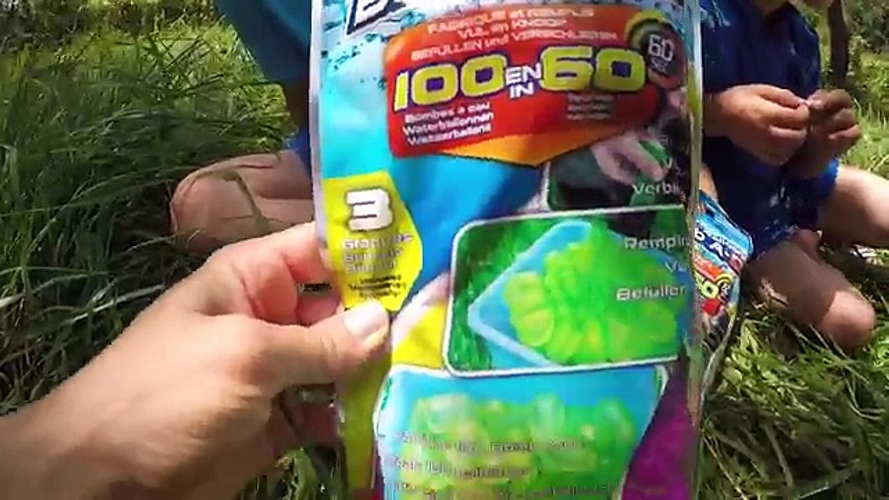 BATAILLE DE BOMBES À EAU ! - 300 bombes à eau en 60 secondes avec Bomb A-O Bunch O Balloons!