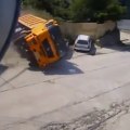 Il sort de sa voiture pile au bon moment avant de se faire ecraser par un camion