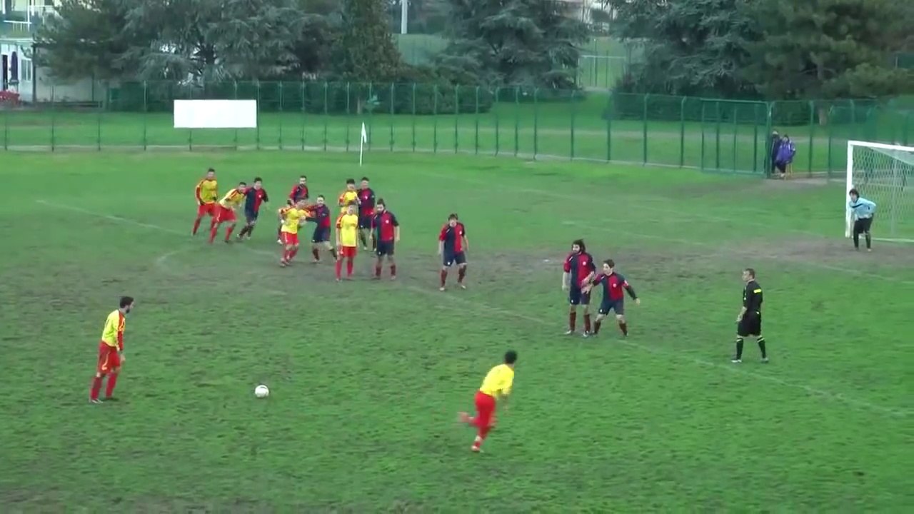 Un joueur célèbre son but avec un coup de tête dans la vitre du banc de touche