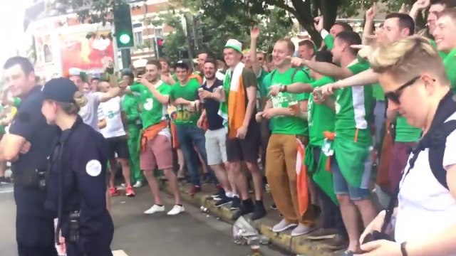 Des supporteurs irlandais draguent une policière française