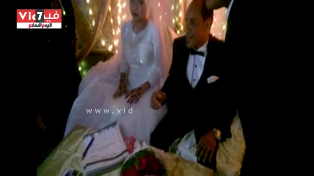 عريس وعروسة يوقعان استمارة علشان تبنيها فى قنا