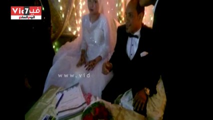 عريس وعروسة يوقعان استمارة "علشان تبنيها" فى قنا