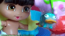 Dora a Aventureira Baby toma banho com Brinquedos Surpresas Peppa Pig Polly Pocket Snoopy Perry