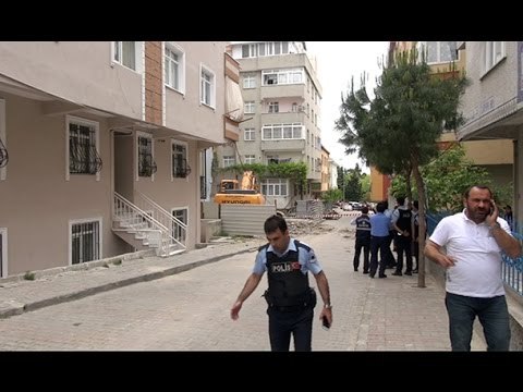 Yan yatan bina mahalle sakinlerini sokağa döktü
