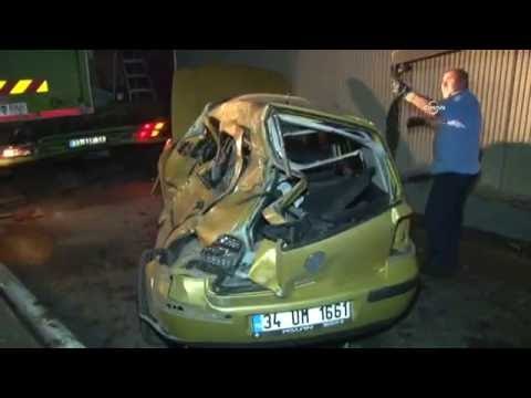 Geçitte sıkışan TIR’a arkadan gelen otomobil çarptı: 1 yaralı