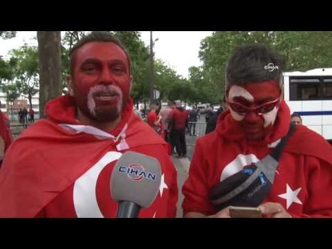 Paris sokakları 'kırmızı beyaz'a büründü