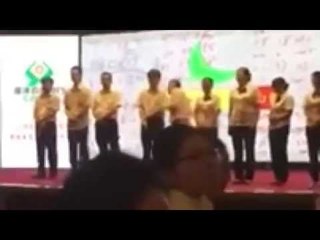 Çin'de  banka görevlilerine dayak