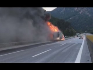 Tarsus'ta yolcu otobüsü alev alev yandı