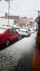 Granizo cubre de blanco las calles de Toluca
