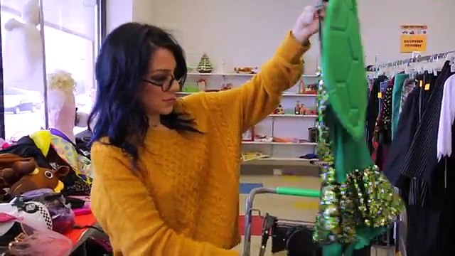 Last Minute Halloween Costume Challenge! Niki and Gabi