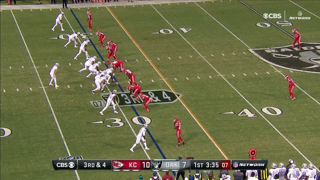 Oakland Raiders wide receiver Cordarrelle Patterson pulls off an incredible one-handed catch